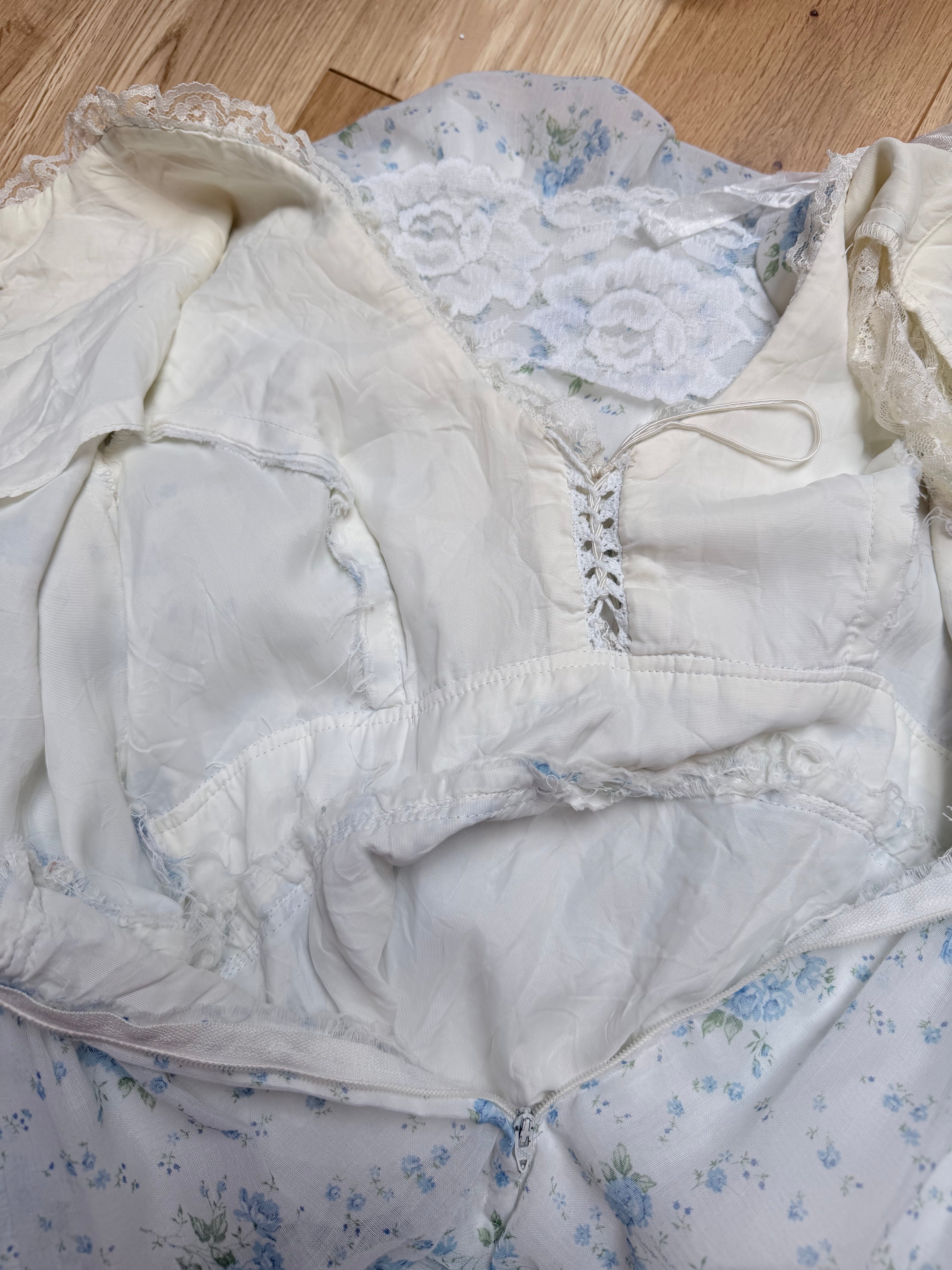 Vintage 1970s California Lace Prairie Dress | White & Blue Floral Gunne Sax Style