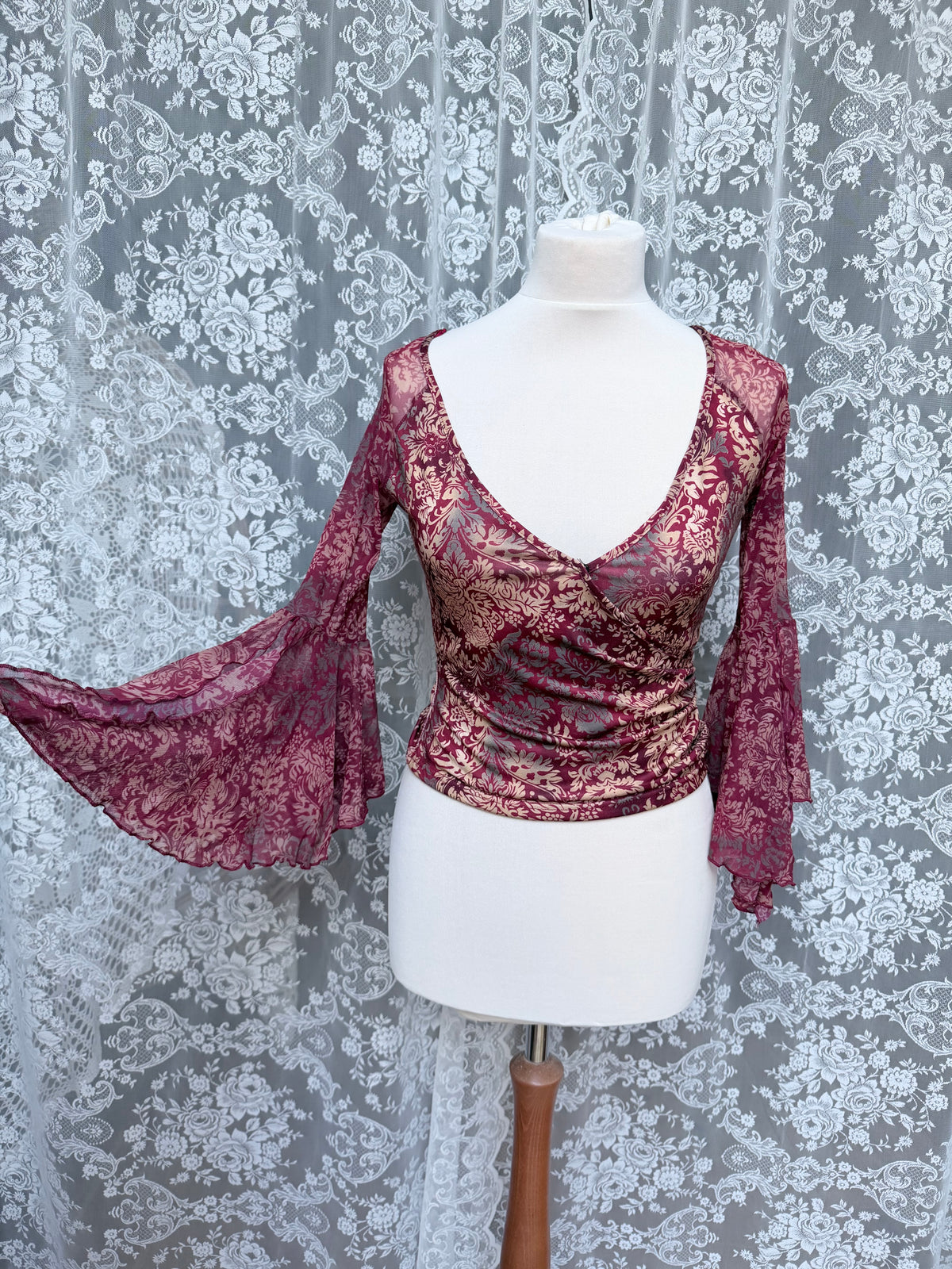 Accentual: Vintage 1990s Y2K Bell Sleeved Cropped  Top
